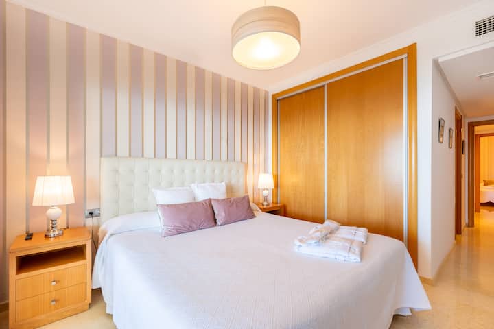 Glavna spavaća soba s bračnim krevetom.