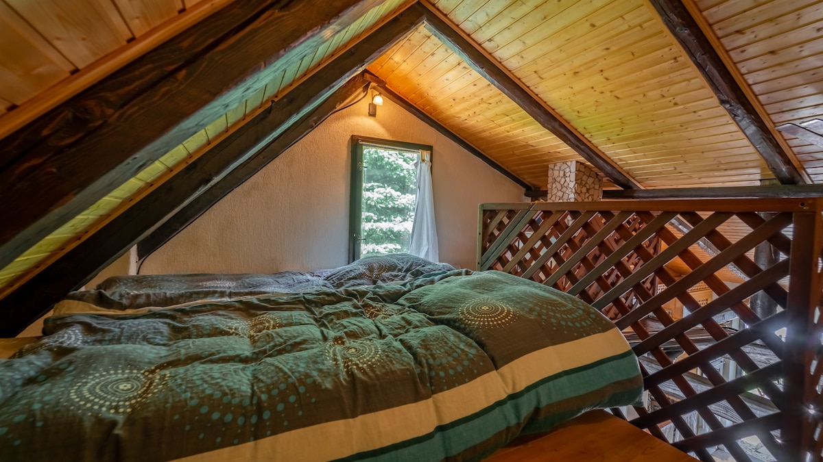 Двойно легло на втория етаж.