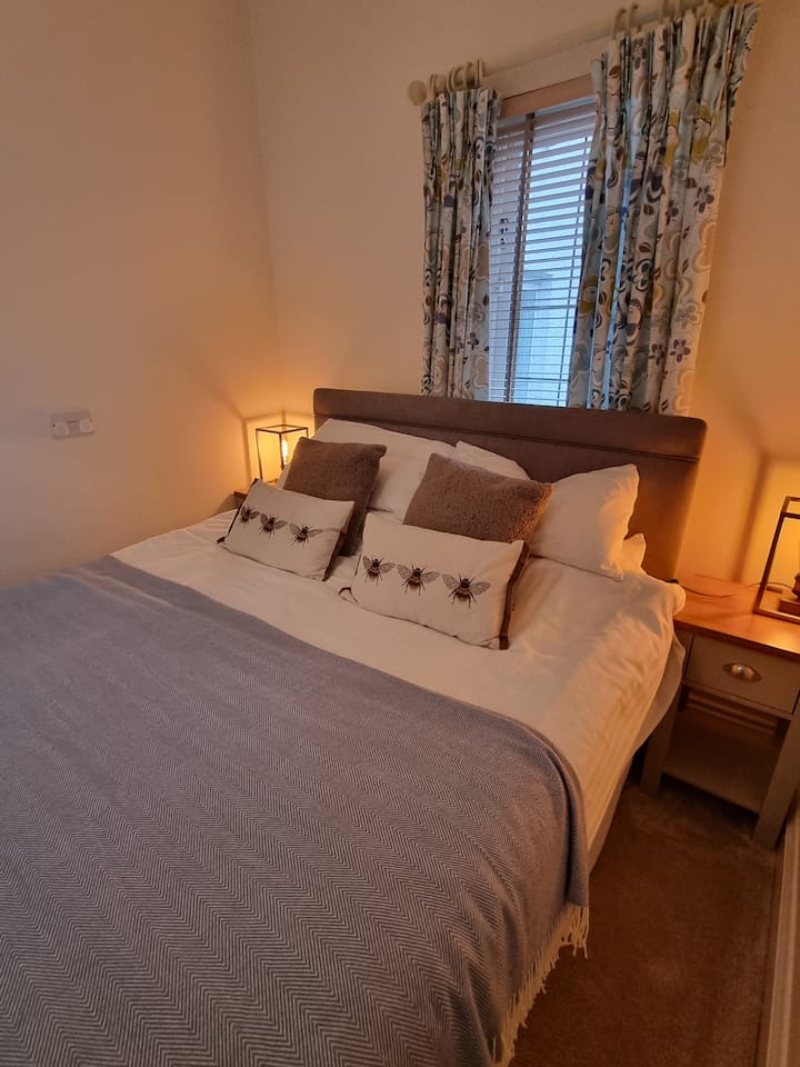 غرفة النوم في الطابق السفلي هي غرفة مرنة ويمكن إعدادها كسرير كينج أو سريرين.  مع مساحة كافية للدخول/الخروج من السرير على كلا الجانبين، فإن إعداد السرير بحجم كينج مريح ومريح. 
