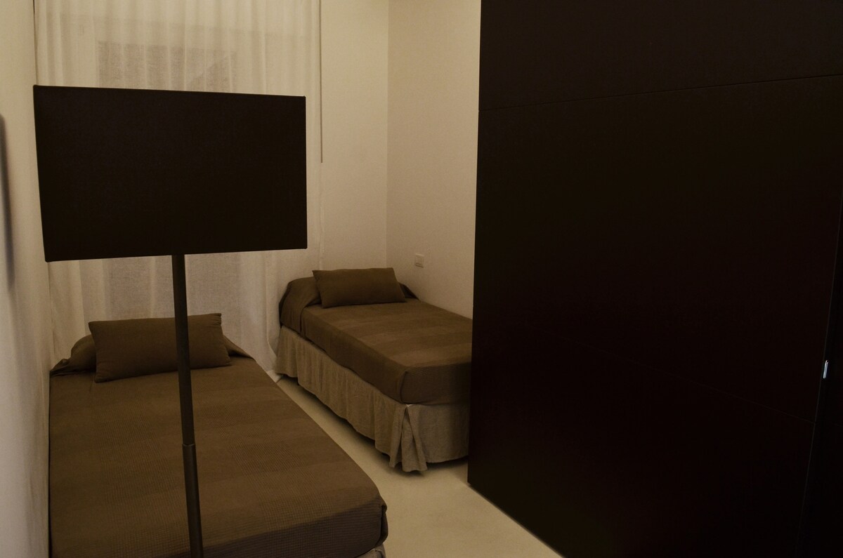 Спална соба 2 со два единечни кревета и голем плакар за поставување облека и куфери

Тераса за перење алишта