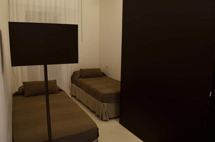 2号卧室配有两张单人床和大衣柜，可放置衣物和行李箱

您可以在露台上挂衣服