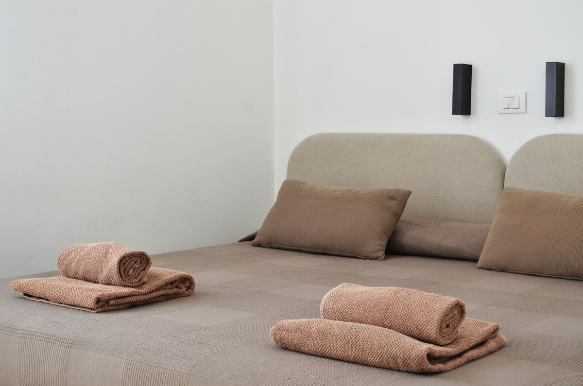 Спална соба 3 со два единечни кревета споени за да формираат двоен кревет

Плакар зад влезната врата