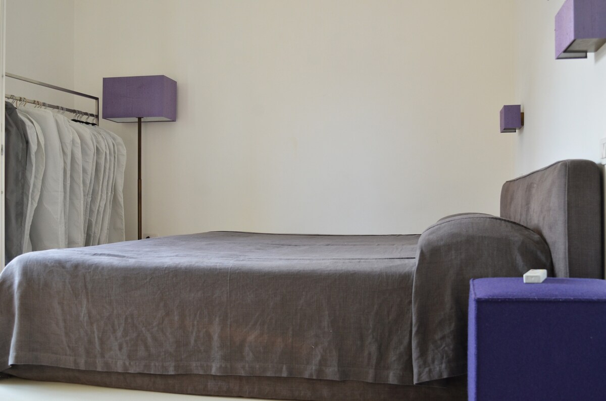 Главна спална соба 1 со брачен кревет (широк 180 - брачен кревет 
Закачете ја облеката со чуварите
Шкаф за полици за поставување облека и торби
Предмети за врата или постелнина