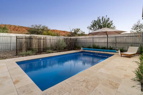 Popular Airbnb listing: "Ilparpa Retreat" 3 Bedroom Guesthouse with Pool in Northern Territory