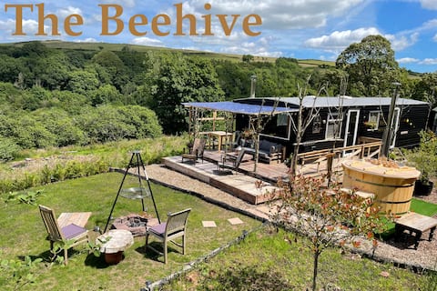 The Beehive Lodge, Hot Tub, private outside area