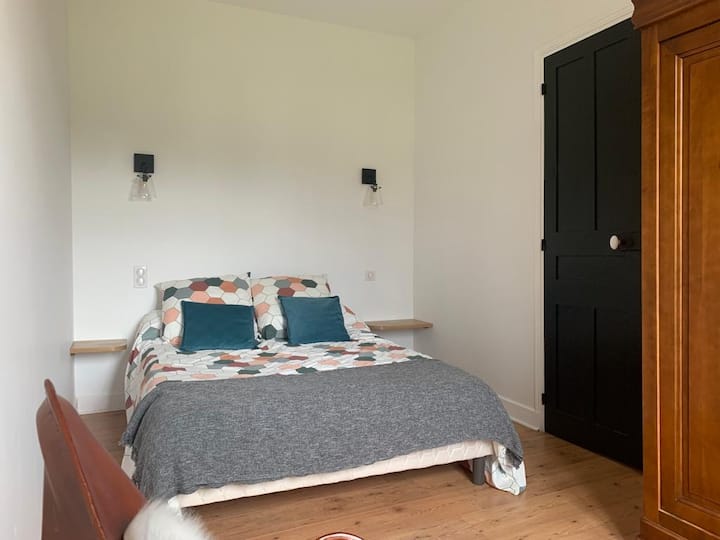 غرفة نوم في الطابق العلوي بسرير 140