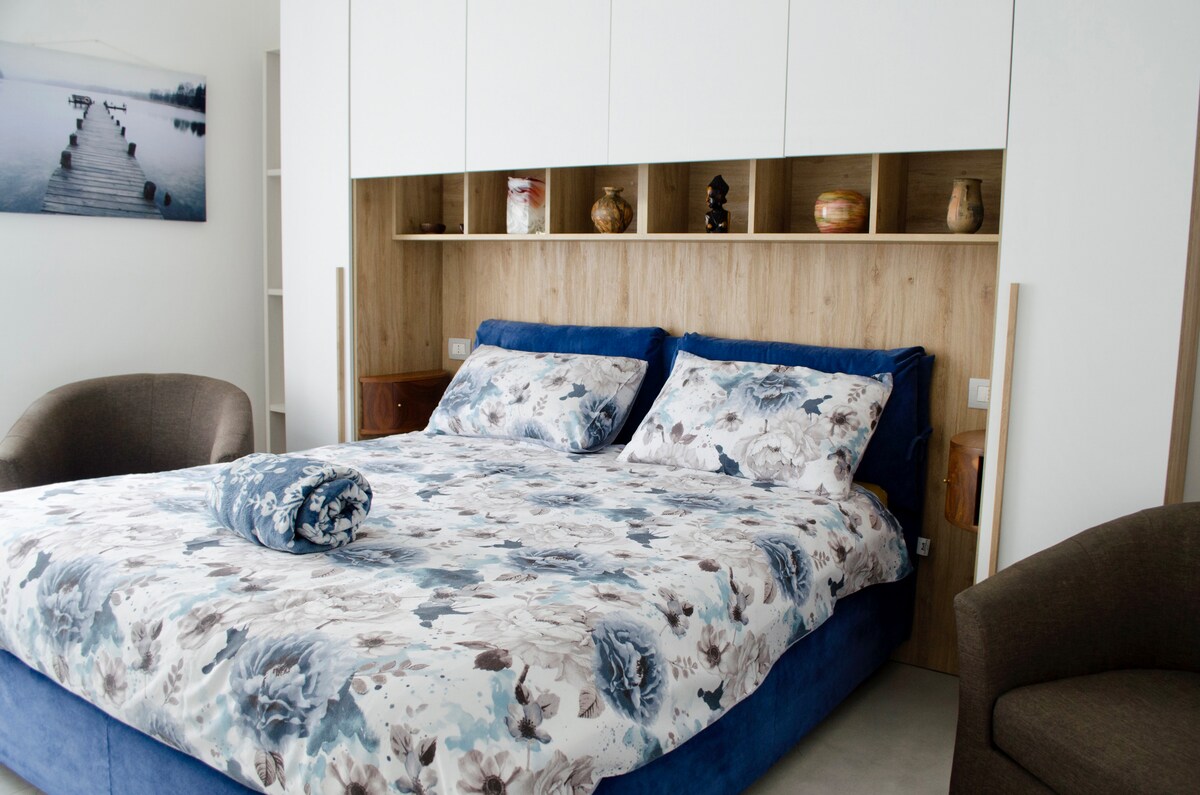 غرفة نوم رئيسية بسرير مزدوج 160 × 190 سم ، خزانة كبيرة حيث يمكنك تخزين الملابس وتكييف الهواء.