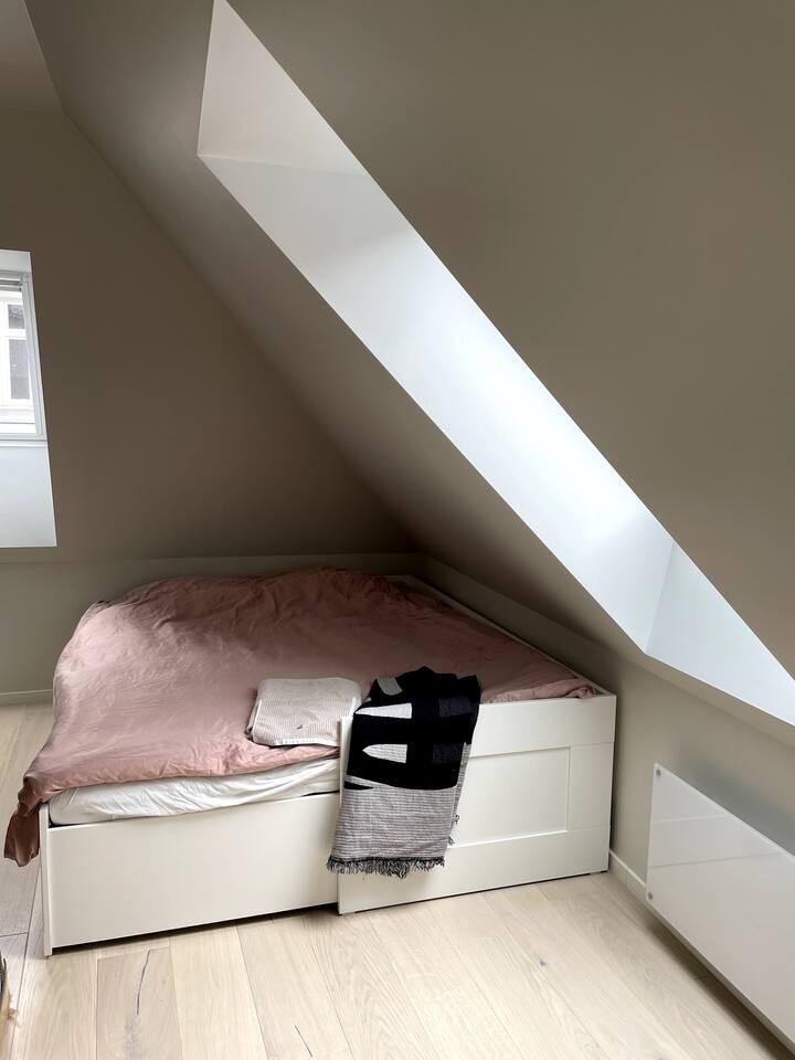 Საძინებელი № 2, საწოლი ქუინსაიდზე