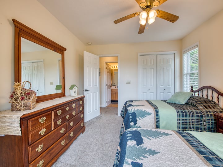 Hay un montón de espacio en el armario y la oficina para guardar pertenencias.