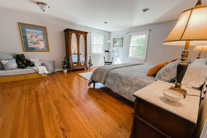 Მთავარი საძინებელი, w/master bath, armoire, საგარდერობო, და ფეხით out deck