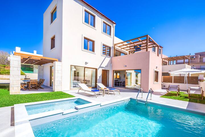 Walk to Beach, Shops & Restaurants / Heated Pool gallery image 2