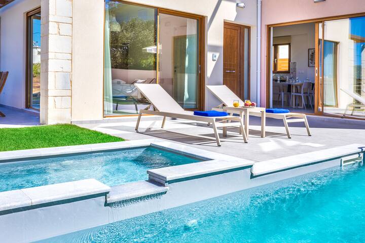 Walk to Beach, Shops & Restaurants / Heated Pool gallery image 3