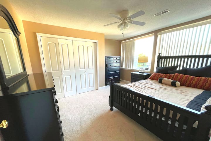 חדר שינה 1: חדר שינה מרווח עם מיטת קווין סייז וארון גדול!