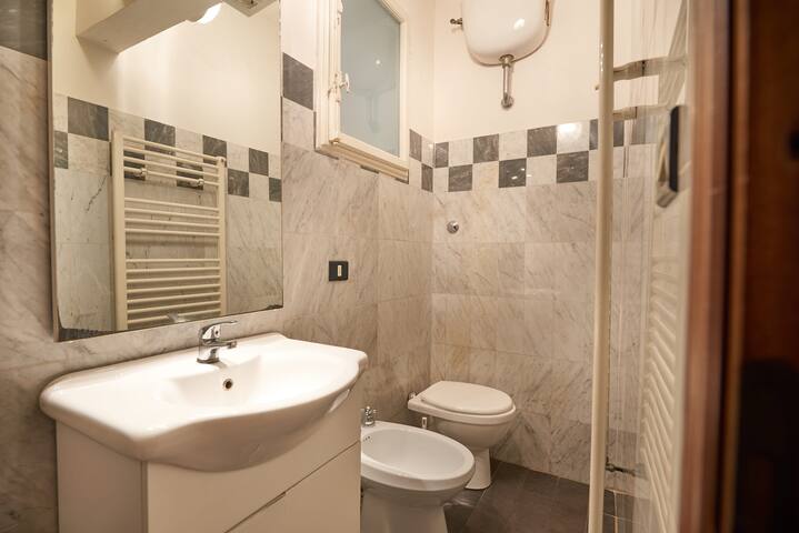 Nice 2 BR Apartment Near Duomo gallery image 5