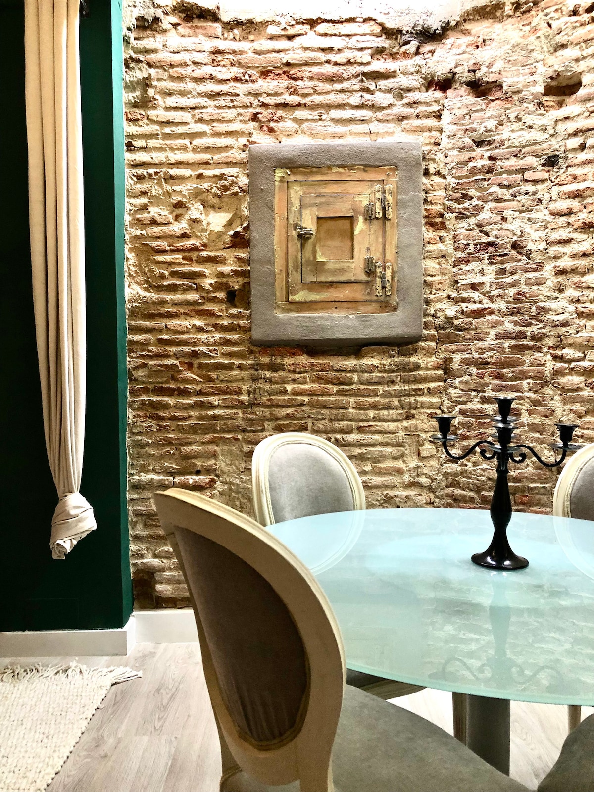 Top performing Airbnb: Madrid's Plaza Mayor. Art & Luxury. Mundo Murillo. in Centro