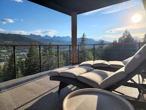 Acreage Luxury Home in the mountains!