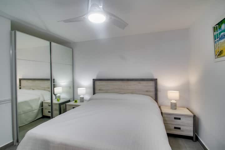 Спалня с голям гардероб.
Спалня с голям гардероб.