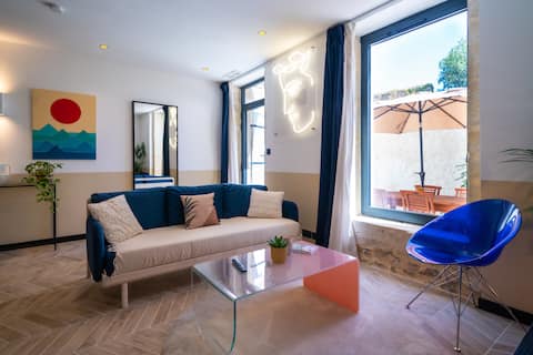 Popular Airbnb listing: Roma Divine: design, cinema room and garden in Nîmes