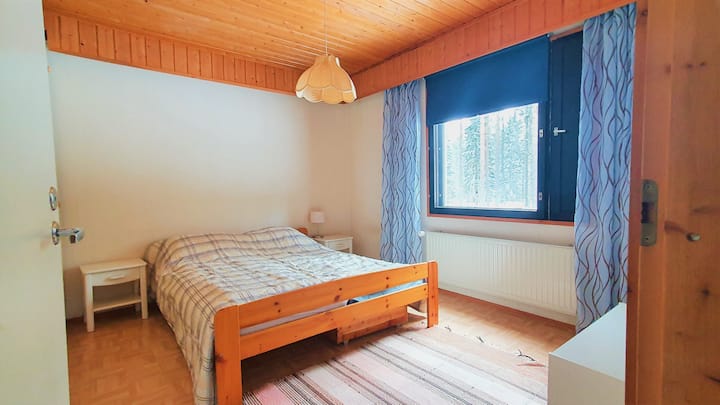 Spálňa s manželskou posteľou.