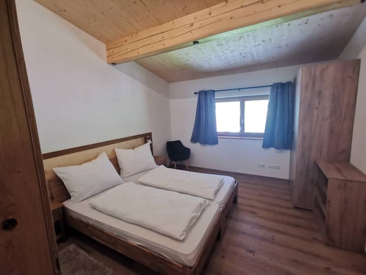 חדר שינה קומה עליונה 1