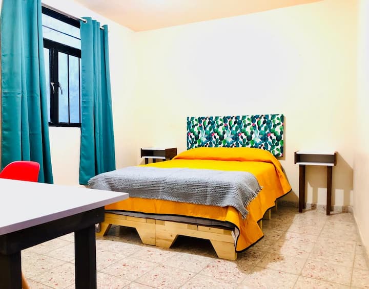 Რეკამარა 2, ორადგილიანი საწოლით, რომელიც მდებარეობს ზედა სართულზე.