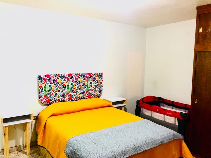 Საძინებელი 6, დიდი საწოლით, სამგზავრო ჩვილის საწოლით და აბაზანა-ტუალეტით. Მდებარეობს პირველ სართულზე.