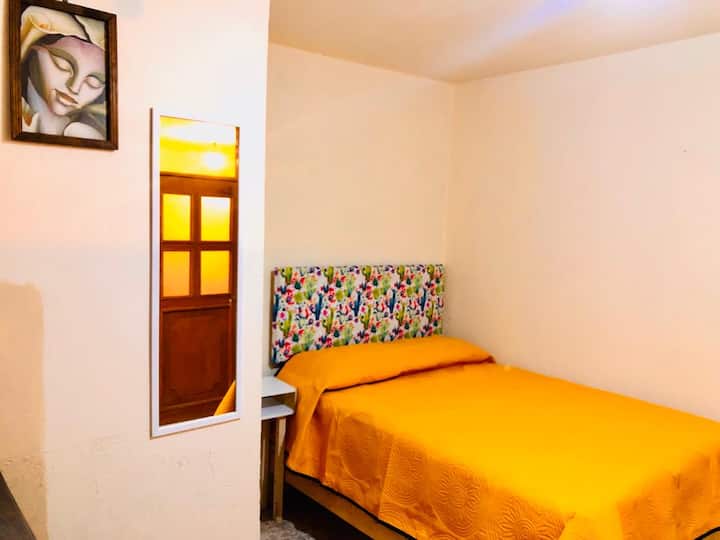 Საძინებელი 7, ორადგილიანი საწოლით. Მდებარეობს პირველ სართულზე.