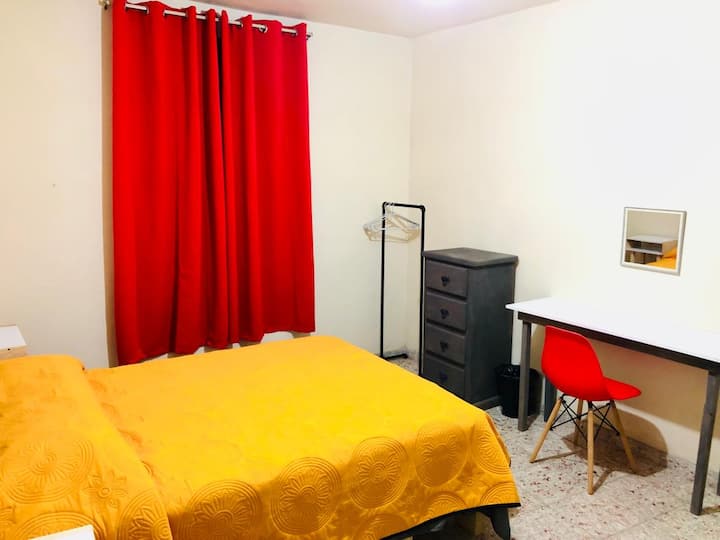 Საძინებელი 3 ორადგილიანი საწოლით და სამადგილიანი სავარძლით, რომელიც მდებარეობს ზედა სართულზე.