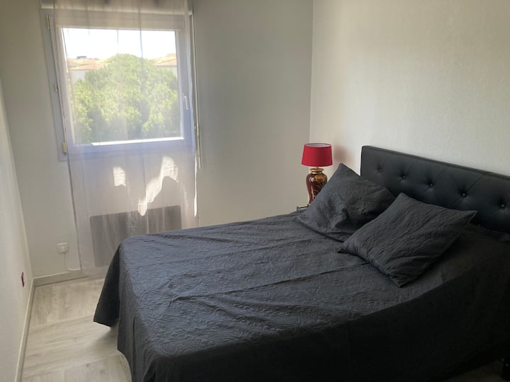 غرفة النوم 1 (سرير مزدوج، خزانة مدمجة، تهوية، ملاءة نظيفة ولحاف متاح)