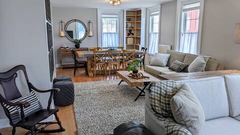 Luxury living quick walk to town - King Bed