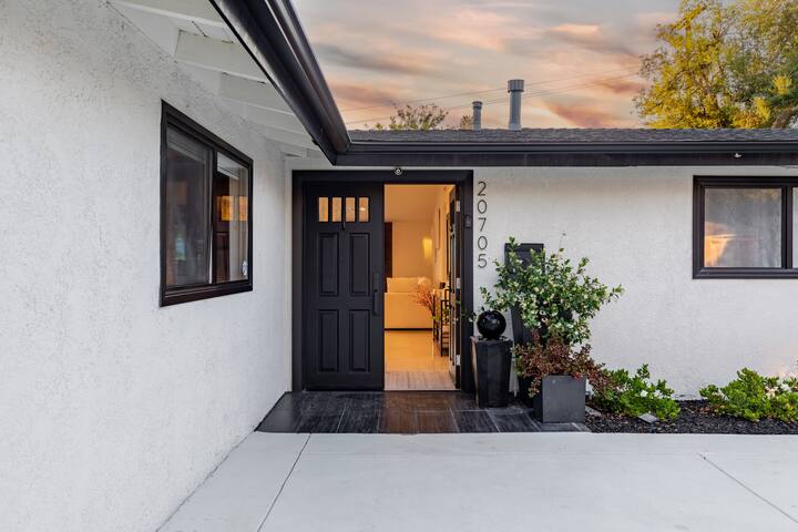 Spacious Luxury, Pool, HotTub, Sauna by CaliBnB gallery image 5