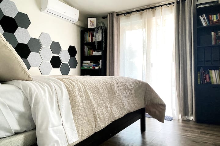 Bedroom 4 - queen bed