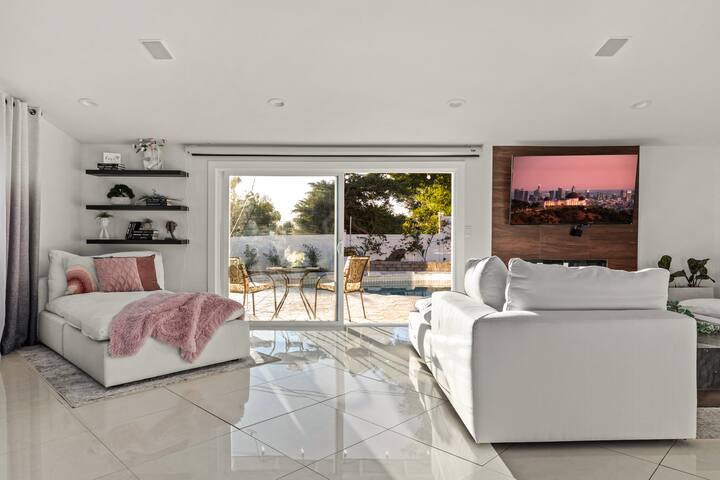 Spacious Luxury, Pool, HotTub, Sauna by CaliBnB gallery image 3