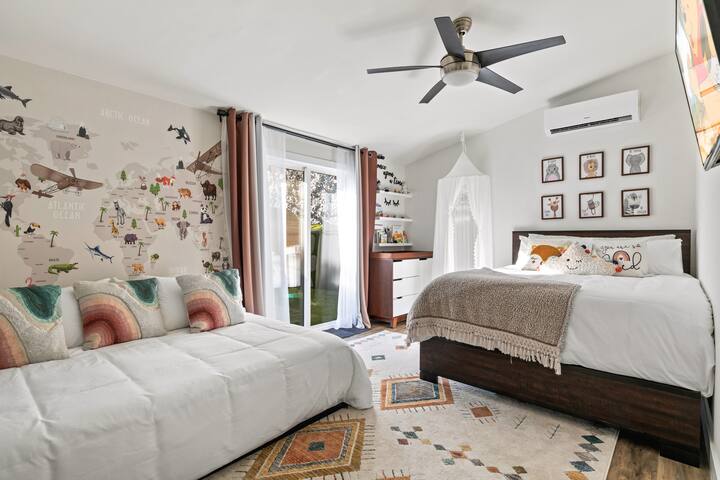 Spacious Luxury, Pool, HotTub, Sauna by CaliBnB gallery image 4