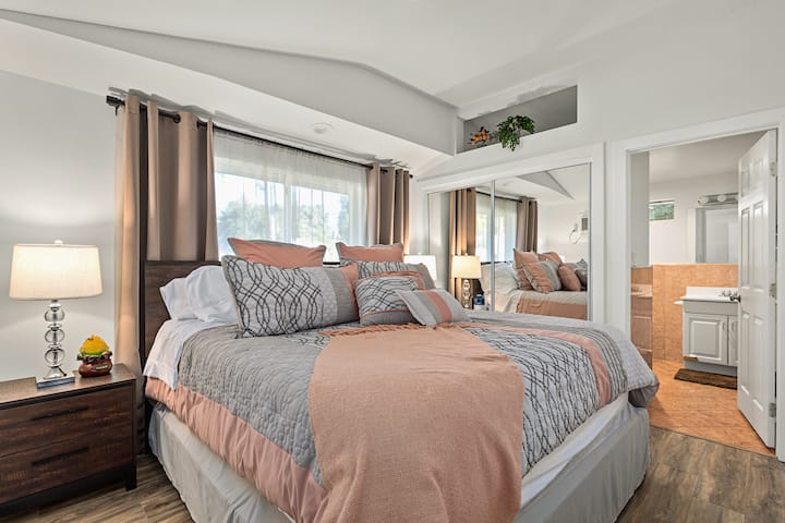 Second master bedroom with King bed & Shower/Toilet.