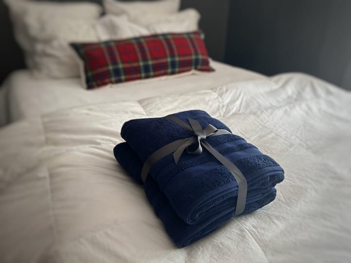 Super comfy high quality towels and linens!  Queen bed.