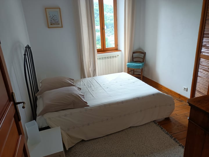 Спалната соба од страната на бањата