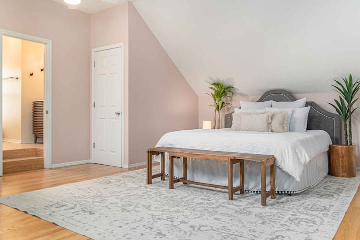 Den store hovedsuite med et privat badeværelse er oversvømmet med naturligt lys og giver et perfekt tilflugtssted væk fra resten af huset.