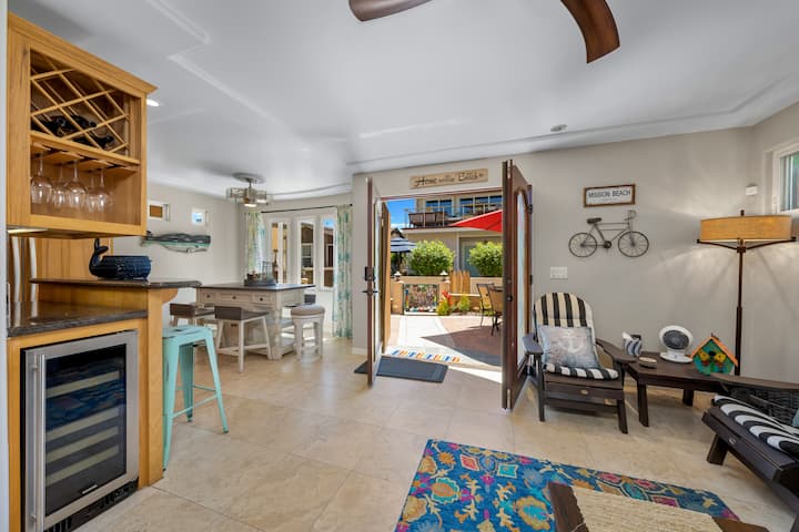 Chladnička na víno a úložný stojan.