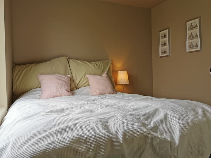 Dormitorio 2 con una cama doble de 180 cm de ancho. 