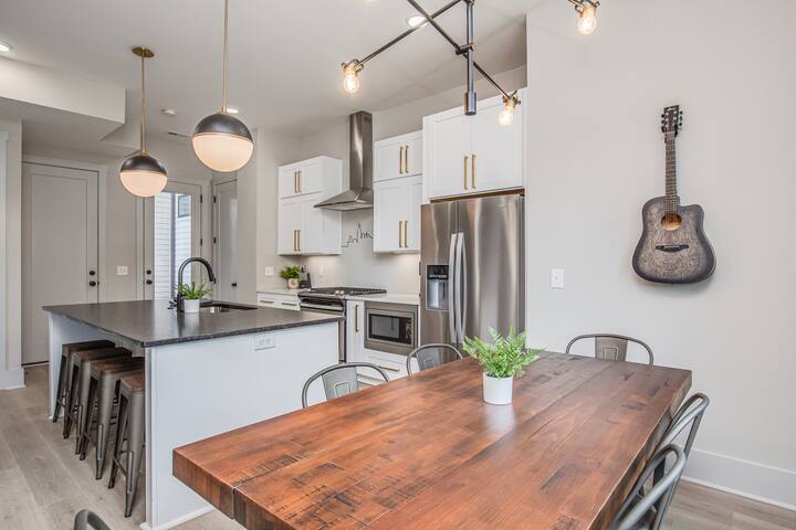 21 Bed Near Downtown Rooftop & Pool Table gallery image 5