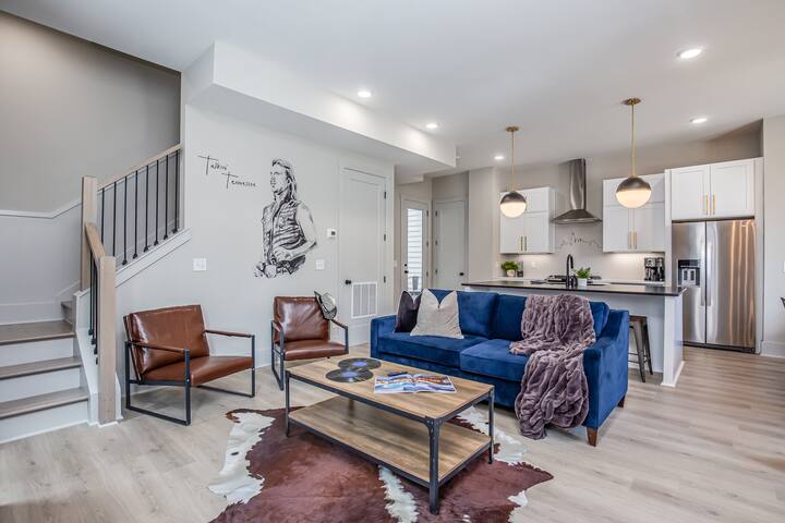 21 Bed Near Downtown Rooftop & Pool Table gallery image 4