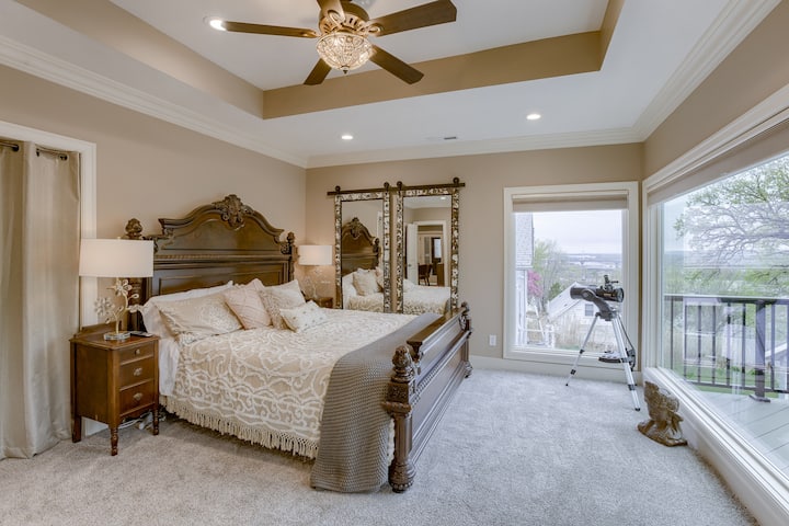 Hlavný majster na hlavnom poschodí s oknami s obrázkami a súkromnou terasou