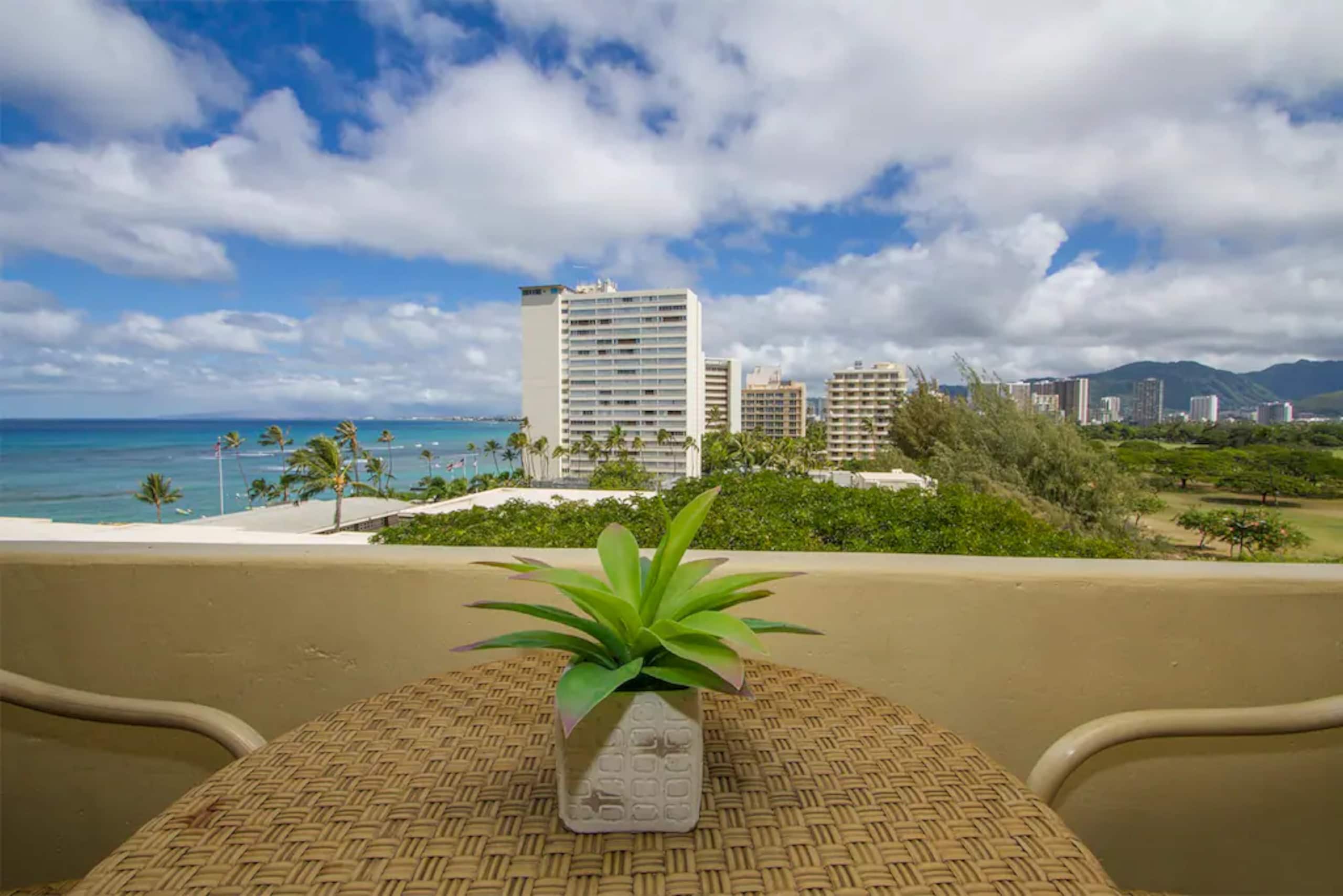 Waikiki - Ocean Front Hotel - Image 11