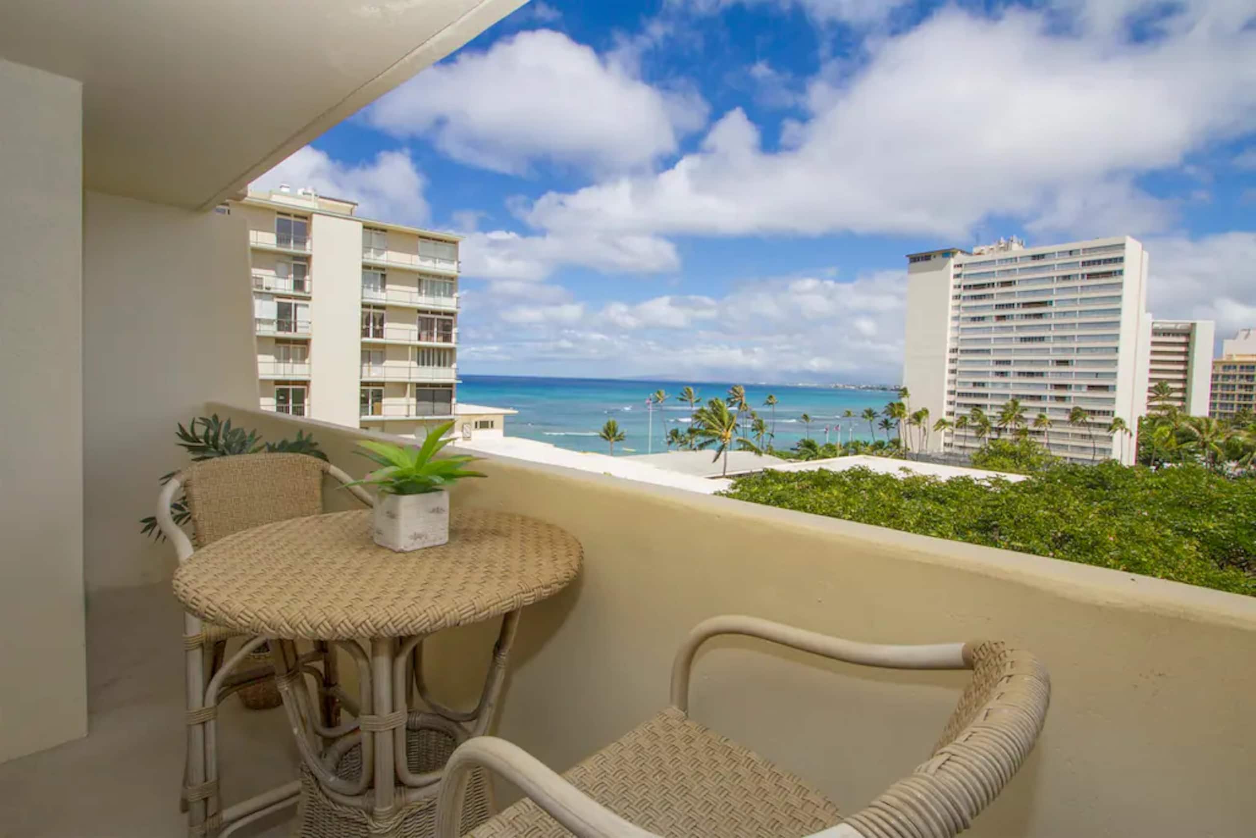 Waikiki - Ocean Front Hotel - Image 10