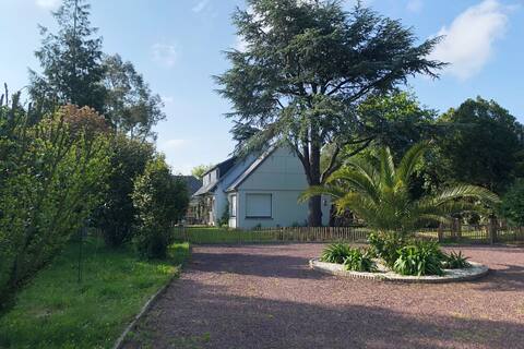 Beautiful wooded villa with pool near sea
