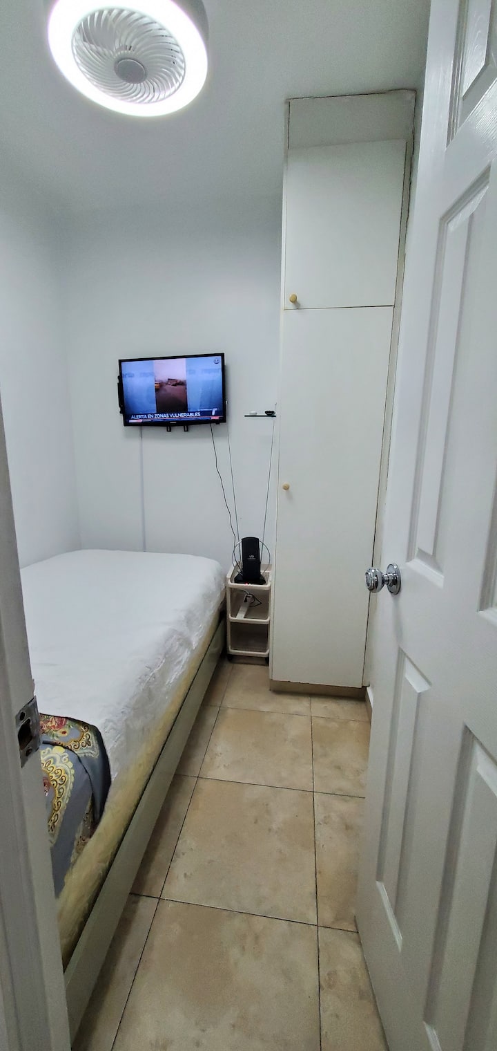 Dhoma e katërt - Krevat dopio 

Kjo dhomë nuk ka kondicioner vetëm një ventilator tavani. Siç tregohet në fotografi.