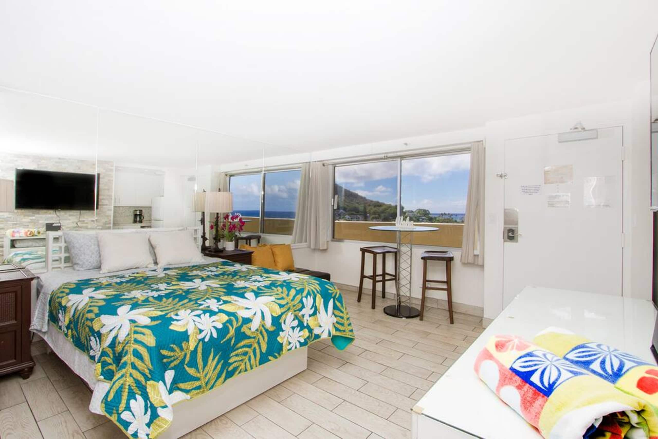 Waikiki - Ocean Front Hotel - Image 3