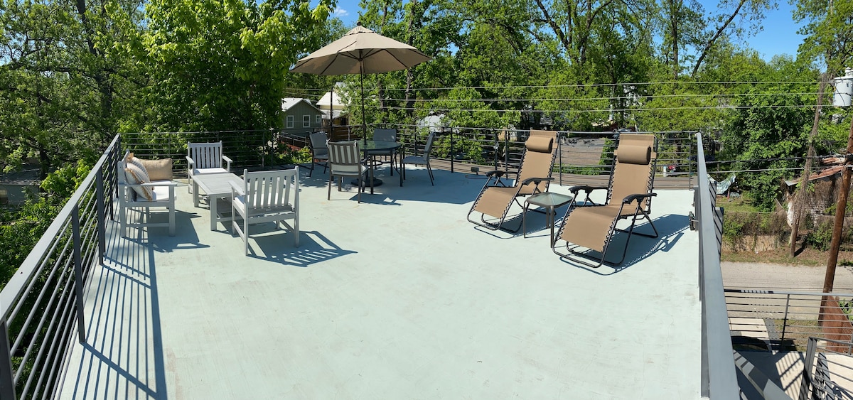 Luxury garage apt close to downtown w/rooftop deck