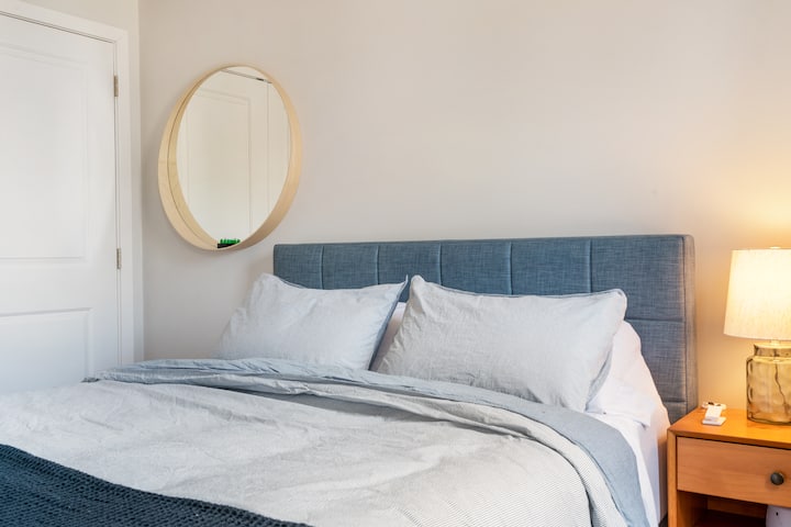 חדר שינה קדמי בקומה השנייה עם מיטת קווין סייז - LG 43אינץ' 4K ו - Apple TV